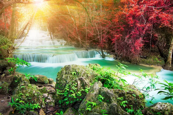 Verbazingwekkend Natuur Prachtige Waterval Bij Kleurrijk Herfstbos Het Najaar — Stockfoto