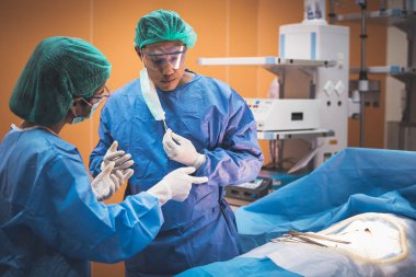 Hastane ameliyathanesindeki bir grup doktor ya da cerrah Coronavirus ya da covid-19 krizi sırasında kalp atış hızını gösteriyor. Tıbbi konsept.. 