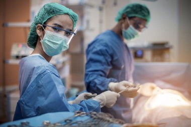 Hastane ameliyathanesindeki bir grup doktor ya da cerrah Coronavirus ya da covid-19 krizi sırasında kalp atış hızını gösteriyor. Tıbbi konsept.. 