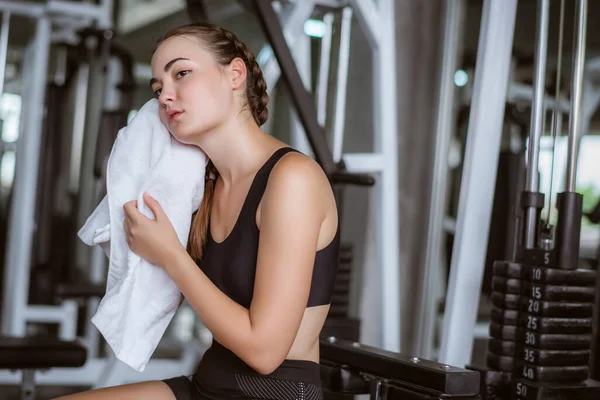 Jovem Atraente Usando Toalha Para Limpar Suor Relaxamento Após Treino — Fotografia de Stock