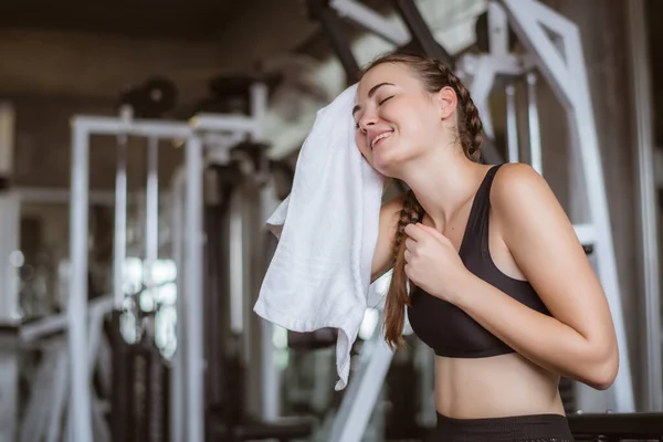 Jovem Atraente Usando Toalha Para Limpar Suor Relaxamento Após Treino — Fotografia de Stock