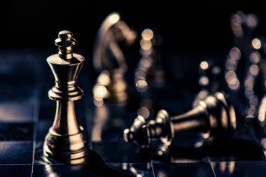 Fikirler ve rekabet ve strateji için satranç tahtası konsepti, iş başarısı konsepti, iş rekabeti planlama takım çalışması stratejik konsepti. 