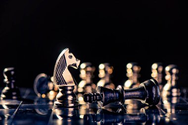 Fikirler ve rekabet ve strateji için satranç tahtası konsepti, iş başarısı konsepti, iş rekabeti planlama takım çalışması stratejik konsepti. 