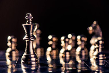 Fikirler ve rekabet ve strateji için satranç tahtası konsepti, iş başarısı konsepti, iş rekabeti planlama takım çalışması stratejik konsepti. 