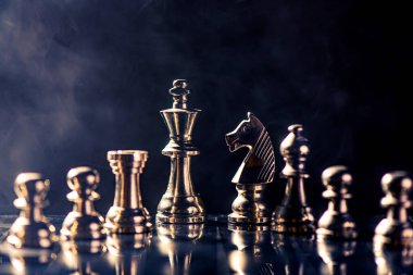 Fikirler ve rekabet ve strateji için satranç tahtası konsepti, iş başarısı konsepti, iş rekabeti planlama takım çalışması stratejik konsepti. 