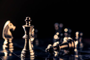 Fikirler ve rekabet ve strateji için satranç tahtası konsepti, iş başarısı konsepti, iş rekabeti planlama takım çalışması stratejik konsepti. 