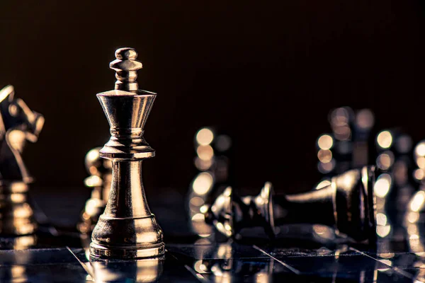 Fikirler ve rekabet ve strateji için satranç tahtası konsepti, iş başarısı konsepti, iş rekabeti planlama takım çalışması stratejik konsepti. 