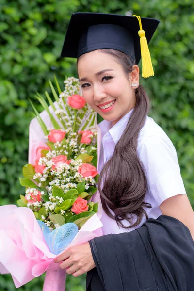 Studenti Laureati Donna Indossa Cappello Laurea Abito Con Sensazione Felicità — Foto Stock