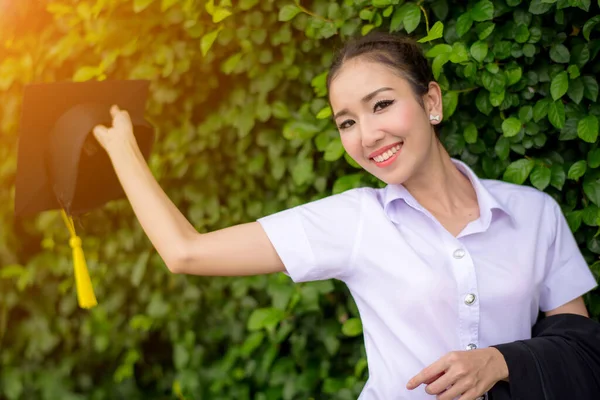 Studenti Laureati Donna Indossa Cappello Laurea Abito Con Sensazione Felicità — Foto Stock