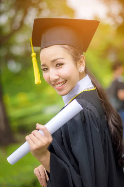 Studenti Laureati Donna Indossa Cappello Laurea Abito Con Sensazione Felicità — Foto Stock