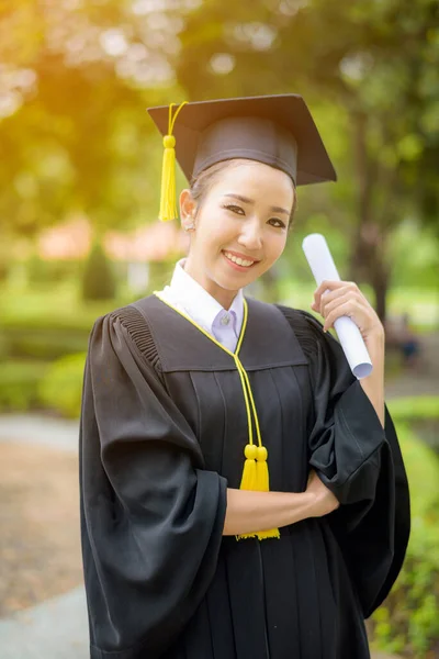 Studenti Laureati Donna Indossa Cappello Laurea Abito Con Sensazione Felicità — Foto Stock