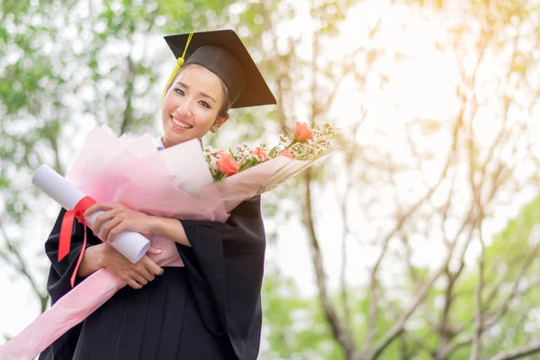 Studenti Laureati Donna Indossa Cappello Laurea Abito Con Sensazione Felicità — Foto Stock