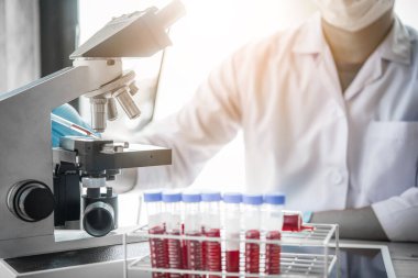 Laboratuvar teknisyeni laboratuvarda bir kan örneğini analiz ediyor. Tıbbi, farmasötik ve bilimsel araştırma ve geliştirme kavramı 
