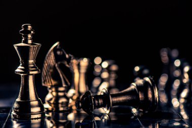 Fikirler ve rekabet ve strateji için satranç tahtası konsepti, iş başarısı konsepti, iş rekabeti planlama takım çalışması stratejik konsepti. 