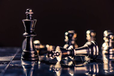 Fikirler ve rekabet ve strateji için satranç tahtası konsepti, iş başarısı konsepti, iş rekabeti planlama takım çalışması stratejik konsepti. 