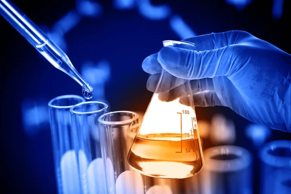 Ręka Naukowca Trzymającego Kolbę Szkłem Laboratoryjnym Chemicznym Środowisku Laboratoryjnym Koncepcja — Zdjęcie stockowe