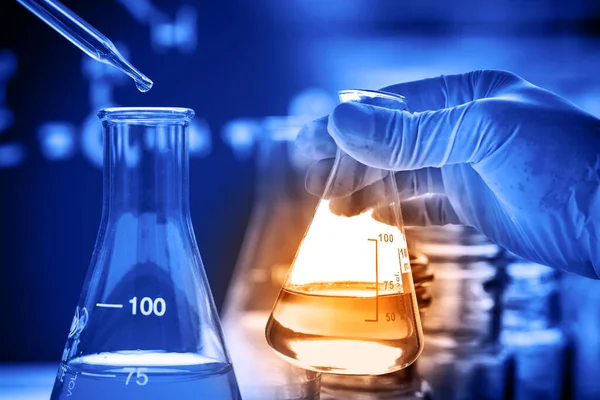 Mão Cientista Segurando Frasco Com Copos Laboratório Fundo Laboratório Químico — Fotografia de Stock