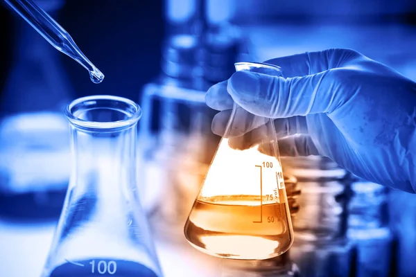 Mão Cientista Segurando Frasco Com Copos Laboratório Fundo Laboratório Químico — Fotografia de Stock
