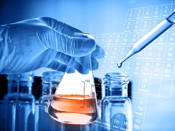 Ręka Naukowca Trzymającego Kolbę Szkłem Laboratoryjnym Chemicznym Środowisku Laboratoryjnym Koncepcja — Zdjęcie stockowe