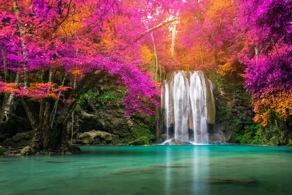 Verbazingwekkend Natuur Prachtige Waterval Bij Kleurrijk Herfstbos Het Najaar — Stockfoto