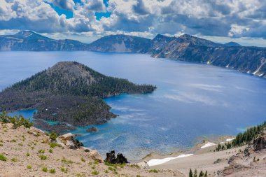 Krater Gölü Ulusal Parkı. Yaz sezonunda güzel doğa.