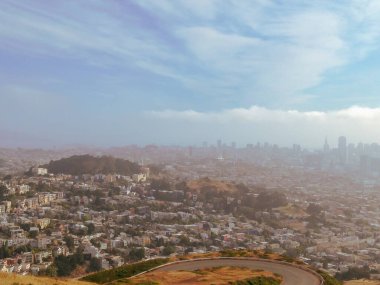 Gün doğumunda San Francisco şehir merkezini görmek için sabah manzarası