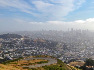 Gün doğumunda San Francisco şehir merkezini görmek için sabah manzarası