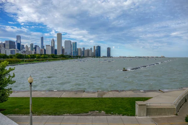 シカゴ公園の景色から街並の建物やミシガン ラを見る — ストック写真
