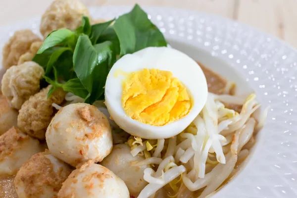 Thai Food Macarrão Arroz Curry Peixe Com Ovo Cozido Bola — Fotografia de Stock