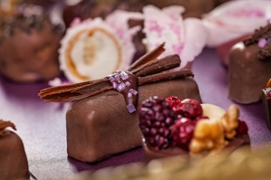 Çikolatalı kokteyl ve diğer küçük tatlılar