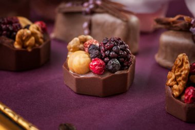 Tutti frutti çikolatalı tatlı
