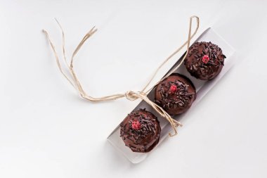 Beyaz arka planda çikolata topları, üst görünüm