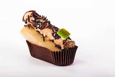 Beyaz arka planda beyaz çikolatalı pralin