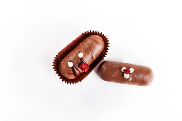 Beyaz arka planda çikolata şekeri