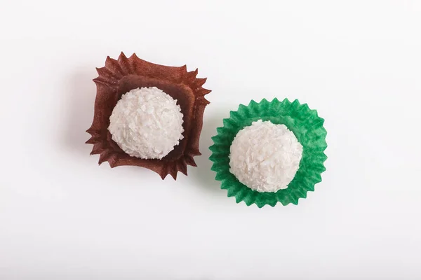 Beyaz arka planda beyaz çikolata şekeri. Raffaello