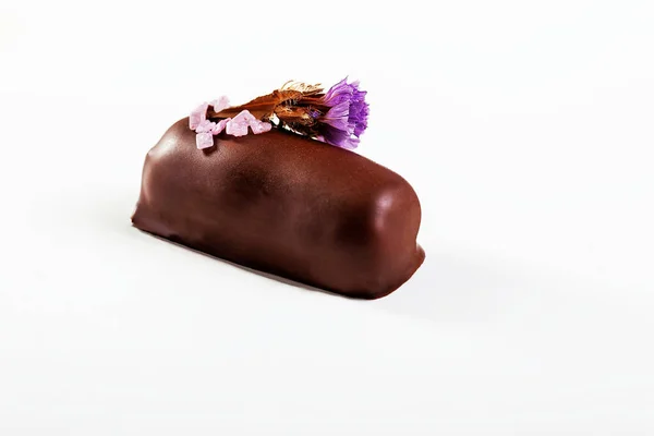 Beyaz Arka Planda Çikolatalı Fındık Şekeri — Stok fotoğraf