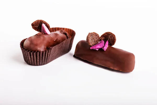 Beyaz arka planda çikolatalı incir şekeri