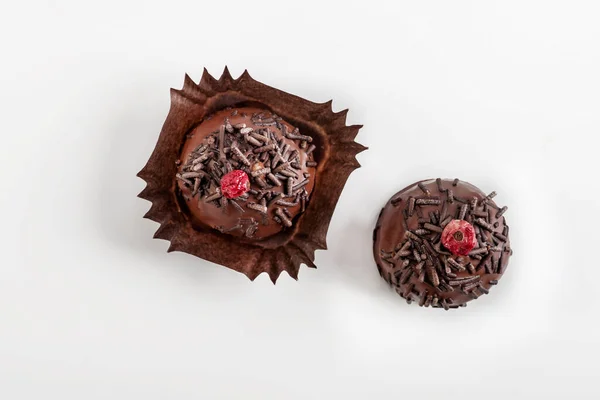 Beyaz arka planda çikolata topları