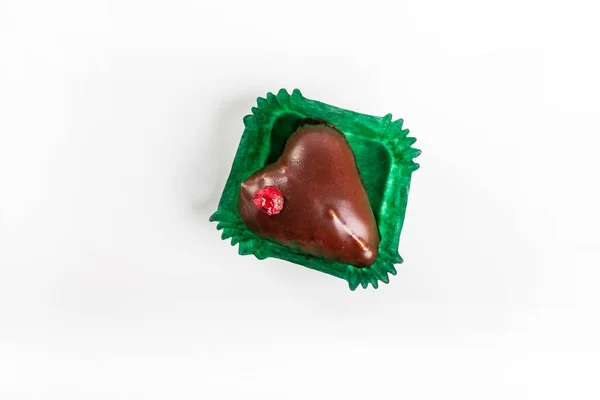 Corazón Chocolate Con Grosellas Sobre Fondo Blanco Desde Arriba — Foto de Stock