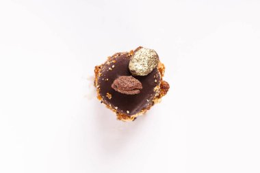 Beyaz arka planda çikolata şekeri, üst manzara