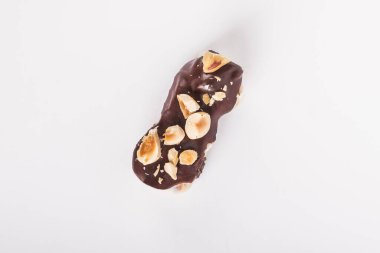 Beyaz arka planda çikolata şekeri, üst manzara