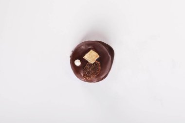 Beyaz arka planda çikolata şekeri, üst manzara