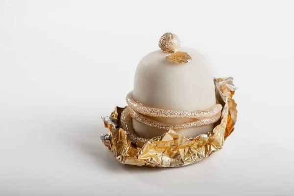 Beyaz arkaplanda badem ezmesi şekeri