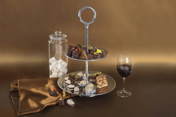 Çikolatalı tatlılar ve kazan.