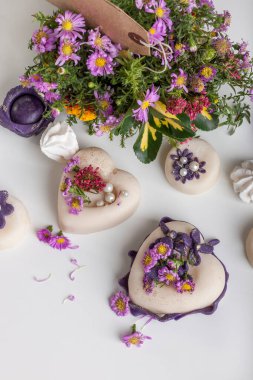 Beyaz arka planda beyaz badem ezmesi kalpler. Üst görünüm