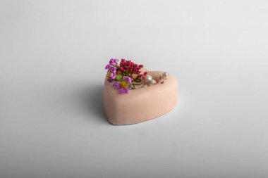 Beyaz arka planda beyaz badem ezmesi kalp