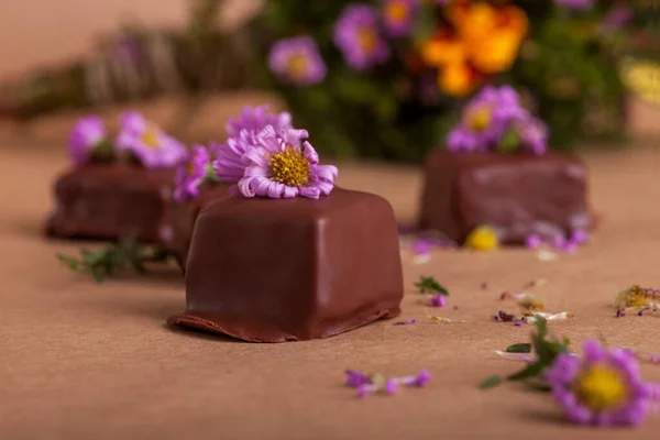 Deliciosos Caramelos Chocolate Con Flores — Foto de Stock