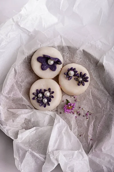 Beyaz arka planda beyaz çikolata şekeri, üst manzara