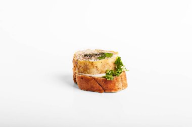 Beyaz arka planda tavuklu dürüm.