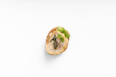 Beyaz arka planda tavuklu dürüm, üst manzara